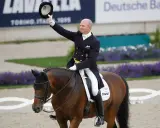 Hubertus Schmidt grüßt vom Pferd, ein Reiter des Fleyenhof.
