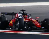 Coche de Ferrari número 16 en plena acción en el GP Bahrein, con el piloto concentrado en la pista nocturna.