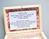 Drewniana szkatułka z różanym wzorem, w środku tekst: "Będziemy bardzo szczęśliwi, wiedząc że będziecie obok nas w tym szczególnym dniu." - idealne na specjalne zaproszenia dla świadków tekst.