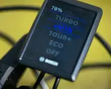 Wyświetlacz roweru elektrycznego Bosch pokazuje 78% naładowania baterii i tryby jazdy: eMTB, TURBO, TOUR+, ECO, OFF. Tak sprawdzisz baterię w rowerze.