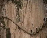 Wagemutige Wanderer auf dem Caminito del Rey, der einst als gefährlich galt. Ein unfallfreies Erlebnis auf dem schmalen Pfad.