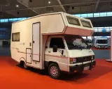 Biały kamper Mitsubishi L300, gotowy na przygodę.