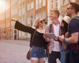 Grupa przyjaciół zwiedza urokliwe uliczki, planując dalszą podróż po uniwersytety w Polsce.