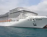MSC Divina attracca in porto. Immagina il comfort delle msc divina cabine interne, un rifugio accogliente dopo una giornata di esplorazione.