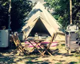 Acogedor ecocamping Vinyols con tienda de campaña, mesa y sillas listas para disfrutar.