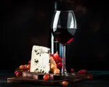 Ein Glas Rotwein, Käse und Trauben. Was ist Portwein? Ein süßer, aufgespriteter Wein, der oft zu Käse serviert wird.