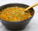 En skål med färsk chimichurri, redo att användas till grillat. Ett perfekt chimichurri recept!