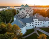 Zamek w Turku, jeden z głównych punktów, turku co zobaczyć, o zachodzie słońca. W tle port z wycieczkowcem.