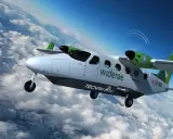 Ein zweimotoriges Flugzeug mit dem Schriftzug "widerøe" und "TECNAM VOLT" fliegt über Wolken. Dies ist ein Beispiel für zukünftige Elektroflugzeuge.
