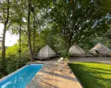 Relaks w otoczeniu natury. Luksusowy glamping nad jeziorem z basenem i namiotami typu bell. Idealne miejsce na wypoczynek.