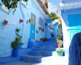 Chefchaouen warum blau? Die blaue Stadt mit ihren blauen Treppen und Häusern, geschmückt mit bunten Blumentöpfen, lädt zum Entdecken ein.