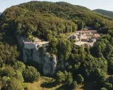 Il Santuario della Verna, incastonato tra i boschi, si erge maestoso su uno sperone roccioso. Un luogo di pace e spiritualità, meta di pellegrinaggi da Rimini e oltre.
