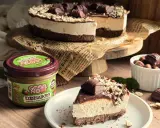 Pyszne ciasto kinder bueno z kremem i orzechami, obok słoik pasty z orzechów laskowych.