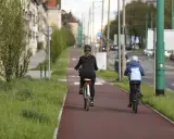 Dwie osoby na rowerach jadą nowymi trasami rowerowymi w Tychach.