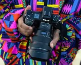 Nikon Z9 z obiektywem Nikkor Z 14-24mm f/2.8 S, w kolorowym ubraniu. Wśród wielu marek aparatów fotograficznych, Nikon wyróżnia się jakością.