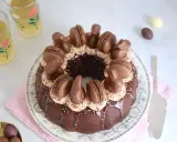 Gâteau rond au chocolat, décoré de macarons, de lapins en chocolat et d'une ganache carambar onctueuse.