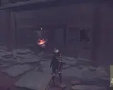 2B walczy z potworem w jaskrawej czapce błazna. Ten obraz to fragment poradnika Nier Automata.