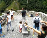 Familia disfrutando de un día de senderismo en Asturias con niños, con vistas espectaculares.