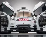 El Porsche 919 Hybrid, con sus puertas abiertas, muestra su diseño futurista y su número de carrera.