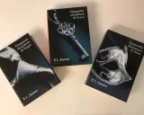 I tre volumi di "Cinquanta sfumature" di E. L. James: Grigio, Rosso e Nero, pronti per esplorare ogni sfumatura.