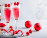 Deux coupes de soupe champenoise framboise pétillante, décorées de fruits rouges frais, prêtes pour les fêtes.