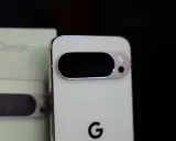 Zbliżenie na tył jasnego telefonu Google Pixel 11 Pro z charakterystycznym modułem aparatu.