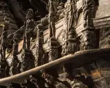 Detaljerade träskulpturer på Vasamuseet visar en rad figurer och ornament.