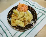 Usmażone pierogi ruskie z serem i ziemniakami, podane z surówką z marchewki.