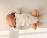 Neonato dorme sereno, un'immagine che evoca la fragilità della vita, la morte bianca neonato è un pensiero che non dovrebbe mai sfiorare un momento così puro.
