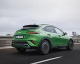 Zielony Kia XCeed na drodze. Sprawdź aktualną kia xceed cena i wybierz swój wymarzony samochód.