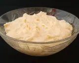 Crème d'amande facile et rapide, une texture onctueuse dans un bol en verre. Parfait pour un dessert express.