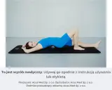 Kobieta leży na macie z piłką do masażu pod plecami. Dowiedz się, jak używać piłki do masażu dla ulgi.