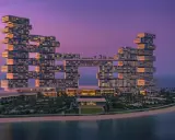 Nowoczesny hotel Atlantis The Royal w Dubaju o architekturze z otworami, o zmierzchu.