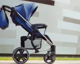 Elegancki, granatowy wózek z pompowanymi kołami, gotowy na każdą wyprawę.