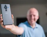 Mężczyzna prezentuje tył telefonu Sony Xperia Pro z potrójnym aparatem.