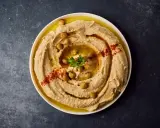 Krämig hummus med kikärtor, olivolja och paprikapulver. Ett perfekt hummus recept för alla tillfällen.
