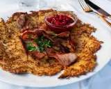 Råraka med knaperstekt bacon, lingon och persilja. En klassisk husmanskost i Stockholm som smakar ljuvligt.