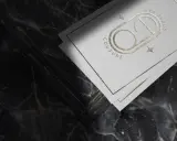 Eleganckie, kreatywne wizytówki z logo "Eva Dados Couture" na tle luksusowego marmuru.