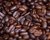 Nahaufnahme von gerösteten Kaffeebohnen. Ein Hauch von Magnesium könnte den Geschmack noch intensivieren.