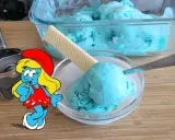 Schlumpfeis Rezept: Blaue Eiscreme mit Waffel und einem Schlumpf. Perfekt für heiße Tage!