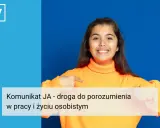 Uśmiechnięta dziewczynka w pomarańczowym golfie wskazuje na tekst "Komunikat JA - droga do porozumienia w pracy i życiu osobistym".
