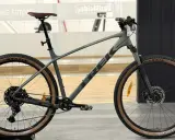 Szary rower górski Trek Marlin 6 z brązowymi oponami Maxxis, gotowy na przygodę.