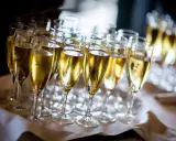 Många glas med bubbel står uppradade, redo för fest. En flaska vin ger ungefär sex glas.