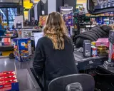 Ile zarabiają pracownicy banku? Realne pensje i benefity.