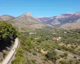 Ciclovia dei parchi Calabria: due ciclisti percorrono un sentiero panoramico tra uliveti e montagne.