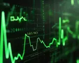 Zielony wykres EKG z wartością 140/90. Czy ciśnienie 145 na 95 jest dobre? To pytanie nurtuje wielu.