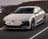 Eleganckie Audi A6 e-tron sunie po malowniczej drodze nad oceanem.
