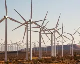 Windräder in der Wüste Kaliforniens, ein Symbol für den grünen Strommix USA.