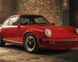 Roter Porsche 911 G-Modell in einer Werkstatt, bereit für eine Spritztour.