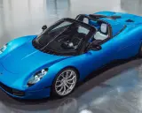 Der Gordon Murray T.33 Roadster in leuchtendem Blau steht auf einem polierten Boden.